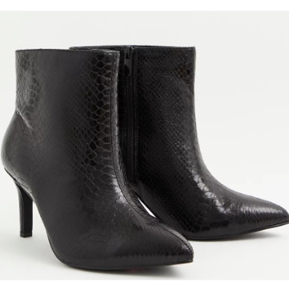 NWT Torrid Pointed Toe Snakeskin Heeled Booties in Black - Picture 3 of 8
